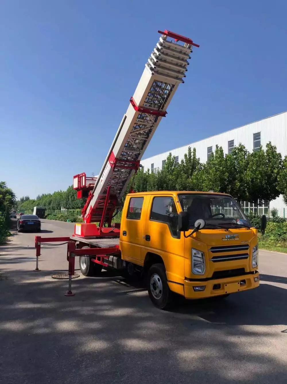 通海口镇附近的云梯车出租服务：轻松解决高空作业需求